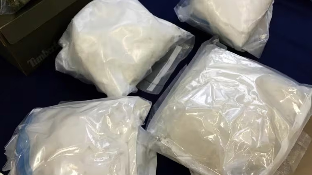 Cocaine Seized | గుజరాత్లో భారీగా కొకైన్ సీజ్.. దాని విలువ ఎంతో తెలుసా..! Cocaine Seized | గుజరాత్లో భారీగా కొకైన్ సీజ్.. దాని విలువ ఎంతో తెలుసా..!