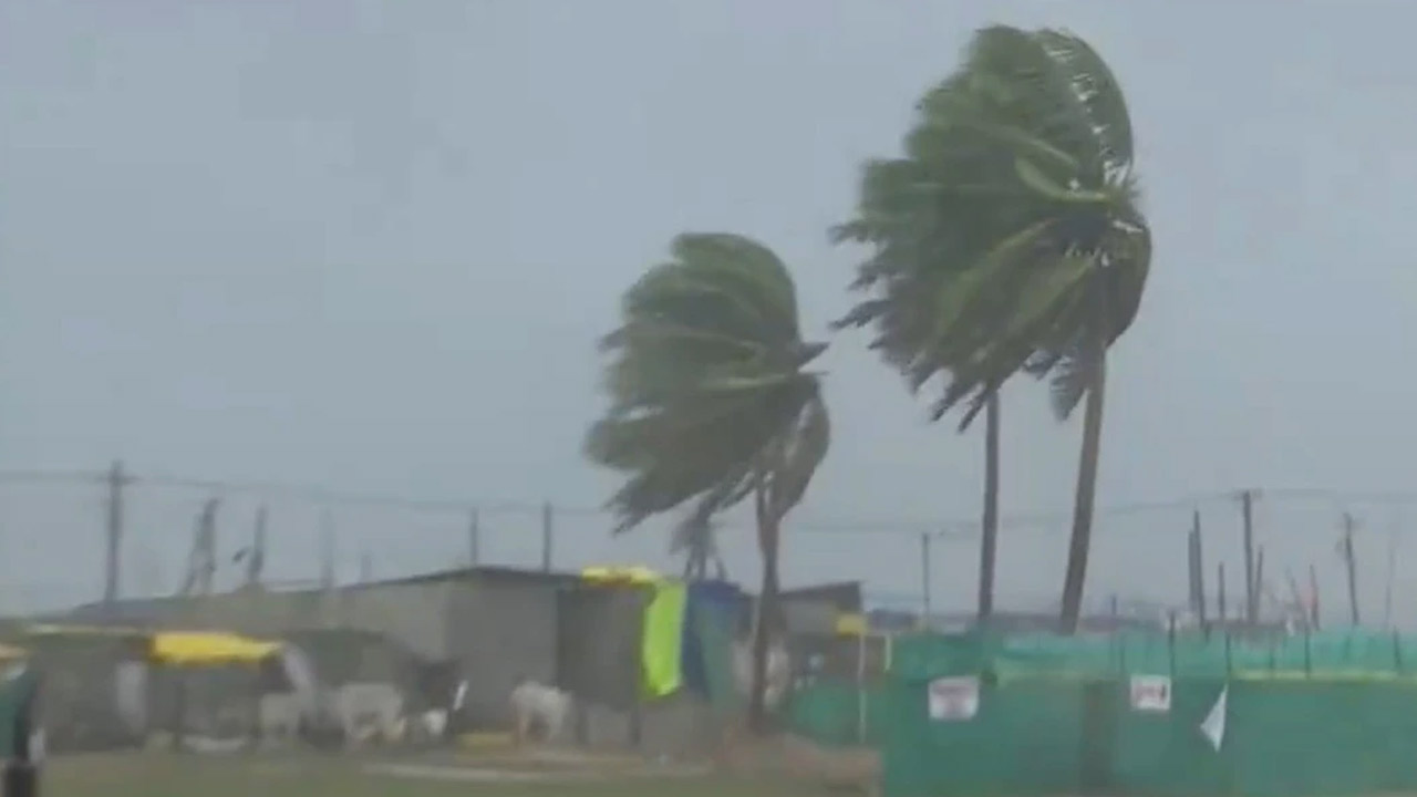 Cyclone effect | ఏపీకి పొంచివున్న తుపాను ముప్పు.. అప్రమత్తం చేసిన వాతావరణ కేంద్రం Cyclone effect | ఏపీకి పొంచివున్న తుపాను ముప్పు.. అప్రమత్తం చేసిన వాతావరణ కేంద్రం