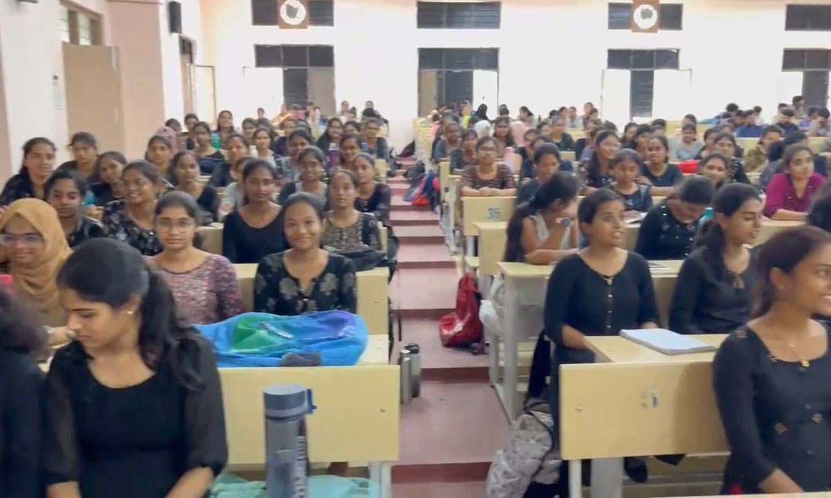 నల్ల దుస్తులు ధరించి నిరసన తెలిపిన జూనియర్ డాక్టర్లునల్ల దుస్తులు ధరించి నిరసన తెలిపిన జూనియర్ డాక్టర్లు నల్ల దుస్తులు ధరించి నిరసన తెలిపిన జూనియర్ డాక్టర్లునల్ల దుస్తులు ధరించి నిరసన తెలిపిన జూనియర్ డాక్టర్లు