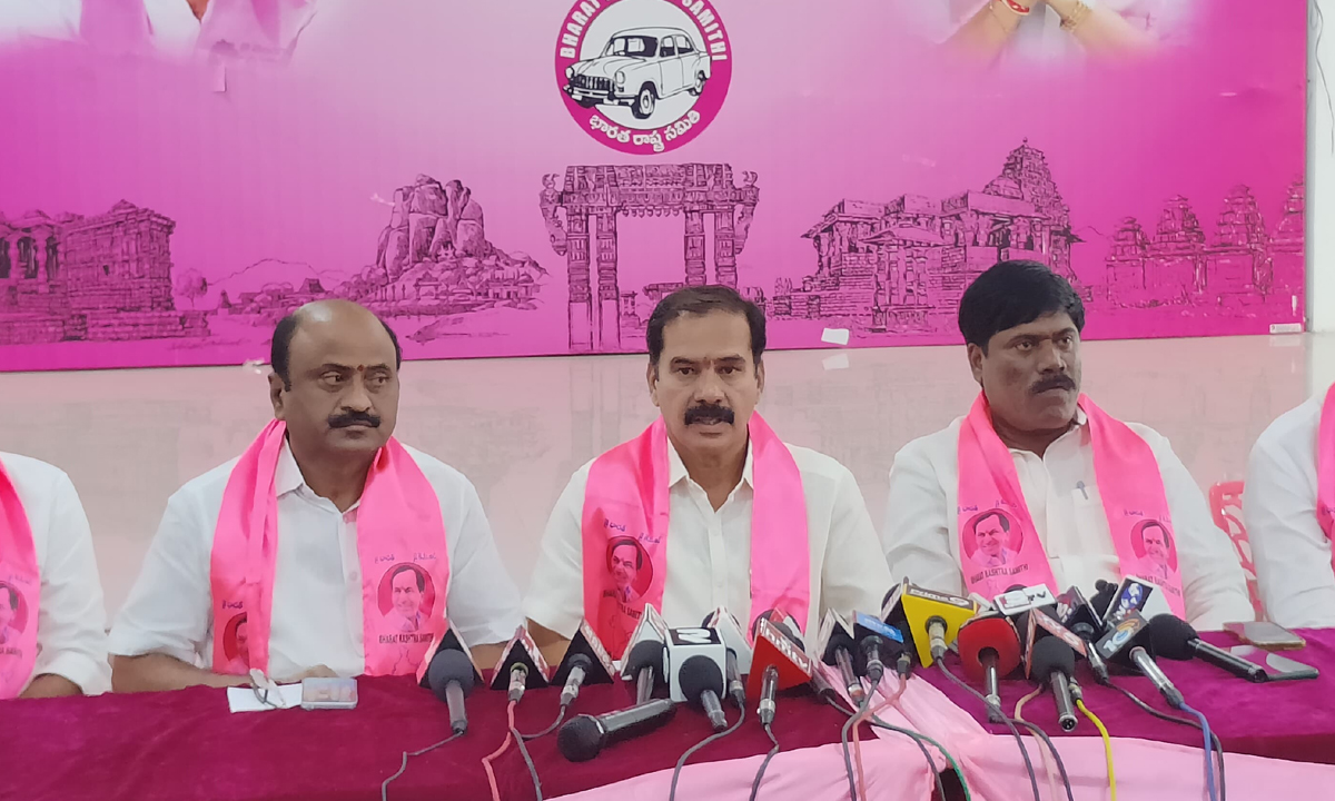 సీఎం రాకతో ఒరిగిందేమీ లేదు: బీఆరెస్ మాజీ ఎమ్మెల్యేలు సీఎం రాకతో ఒరిగిందేమీ లేదు: బీఆరెస్ మాజీ ఎమ్మెల్యేలు