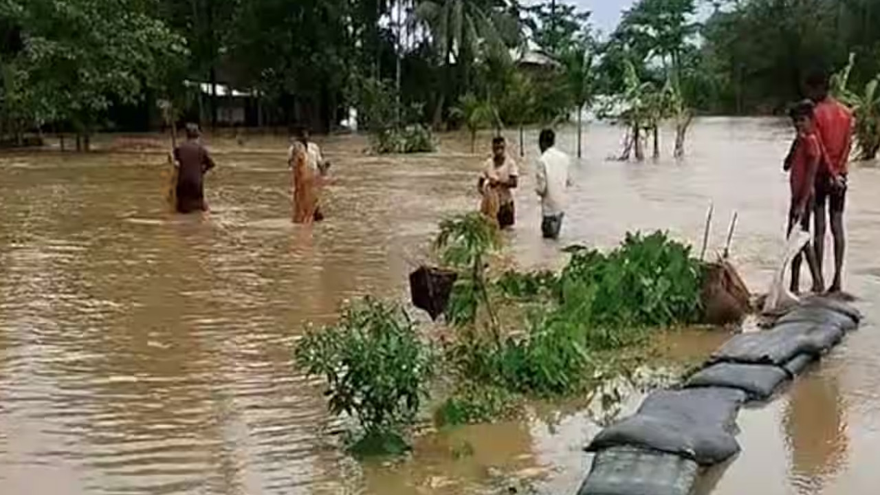 Floods | కేరళ, అసోం రాష్ట్రాలకు పోటెత్తుతున్న వరదలు.. రెండు రాష్ట్రాలను అప్రమత్తం చేసిన కేంద్రం జలసంఘం Floods | కేరళ, అసోం రాష్ట్రాలకు పోటెత్తుతున్న వరదలు.. రెండు రాష్ట్రాలను అప్రమత్తం చేసిన కేంద్రం జలసంఘం