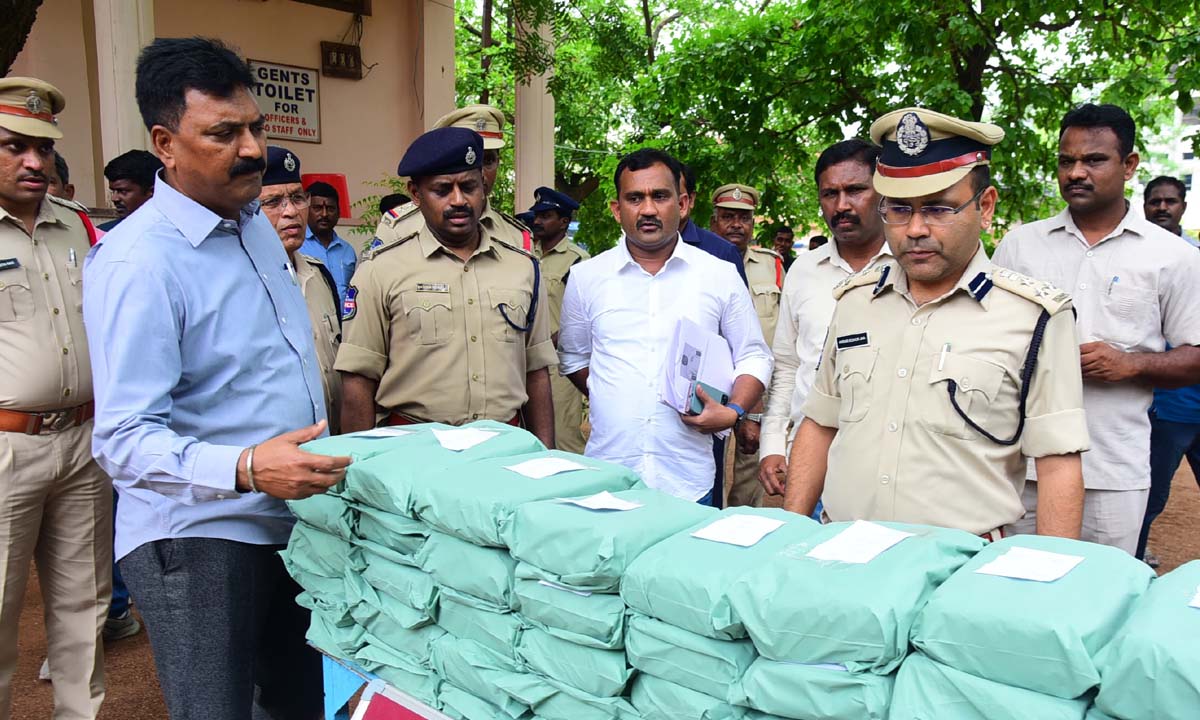 192 కిలోల గంజాయి స్వాధీనం … ముగ్గురు అంతర్ రాష్ట్ర గంజాయి .. స్మగ్లర్ల ముఠా అరెస్టు 192 కిలోల గంజాయి స్వాధీనం … ముగ్గురు అంతర్ రాష్ట్ర గంజాయి .. స్మగ్లర్ల ముఠా అరెస్టు