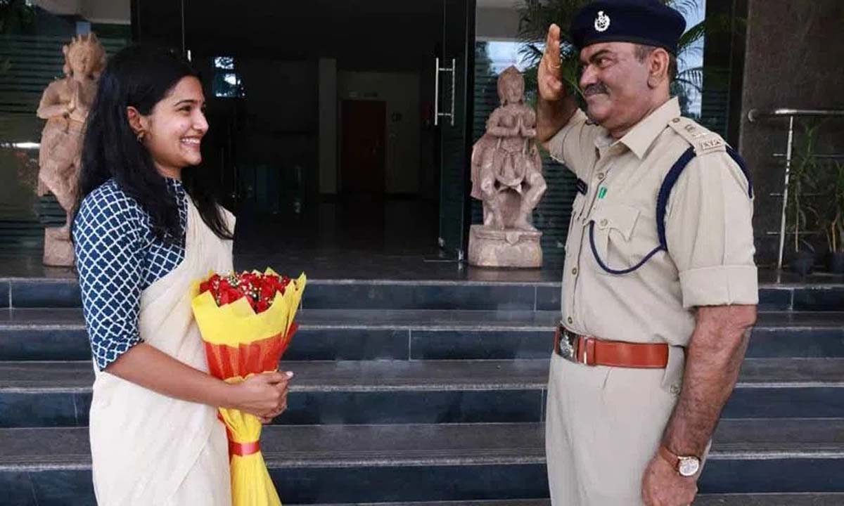 ఐఏఎస్ కూతురికి ఐపీఎస్ తండ్రి సెల్యూట్ ఐఏఎస్ కూతురికి ఐపీఎస్ తండ్రి సెల్యూట్