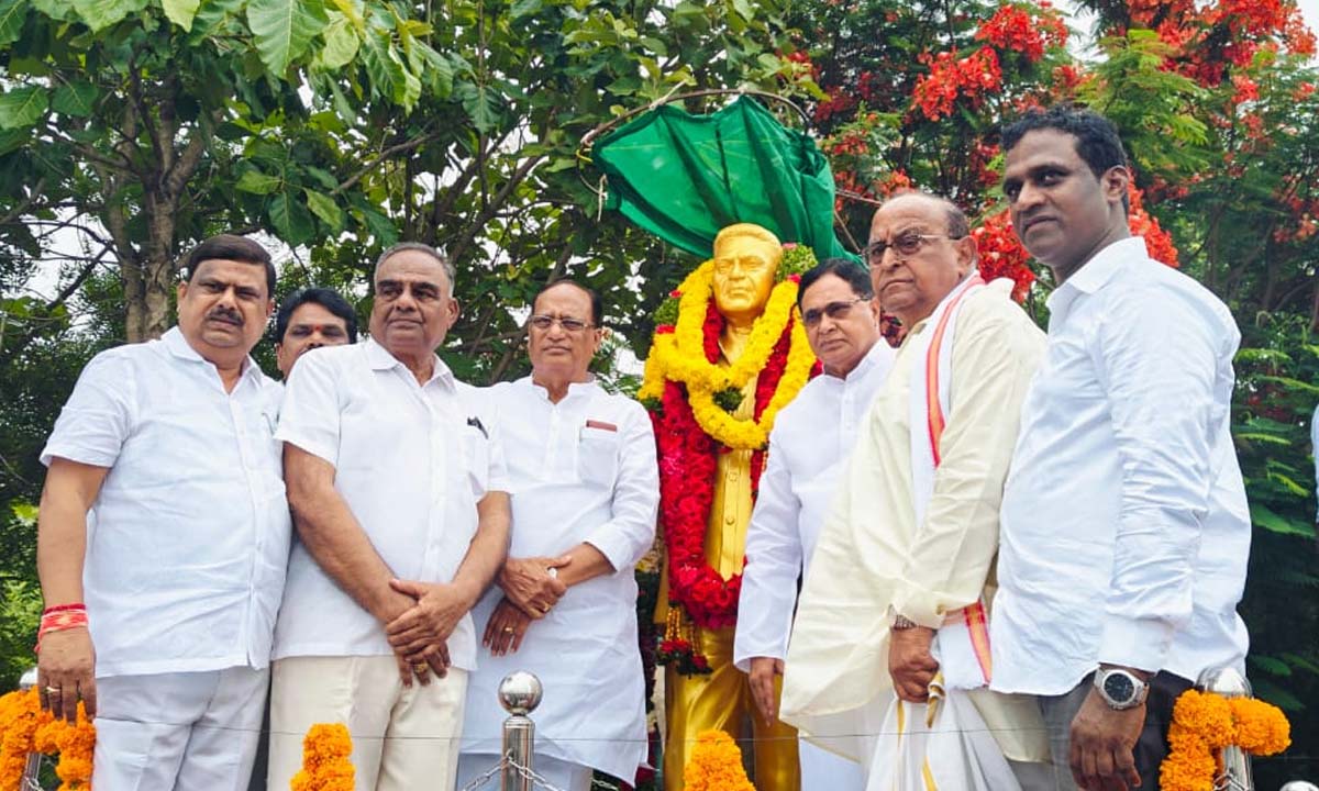జలసాధనలో లక్ష్మణ్రావు సేవలు చిరస్మరణీయం, విగ్రహావిష్కరణలో మండలి చైర్మన్ … గుత్తా హాజరైన జానా, బాలునాయక్ జలసాధనలో లక్ష్మణ్రావు సేవలు చిరస్మరణీయం, విగ్రహావిష్కరణలో మండలి చైర్మన్ … గుత్తా హాజరైన జానా, బాలునాయక్