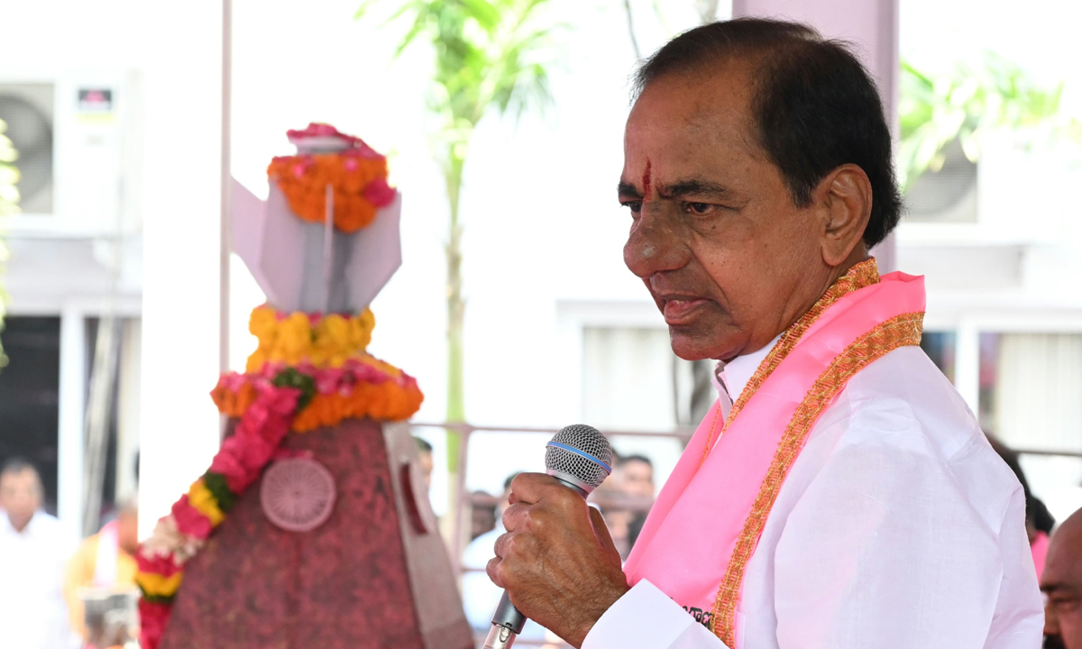 KCR | బీఆరెస్ ఖతమవుతుందా.. పదేళ్లు ప్రతిపక్షంలో ఉన్న కాంగ్రెస్ ఖతమైందా: కేసీఆర్ KCR | బీఆరెస్ ఖతమవుతుందా.. పదేళ్లు ప్రతిపక్షంలో ఉన్న కాంగ్రెస్ ఖతమైందా: కేసీఆర్
