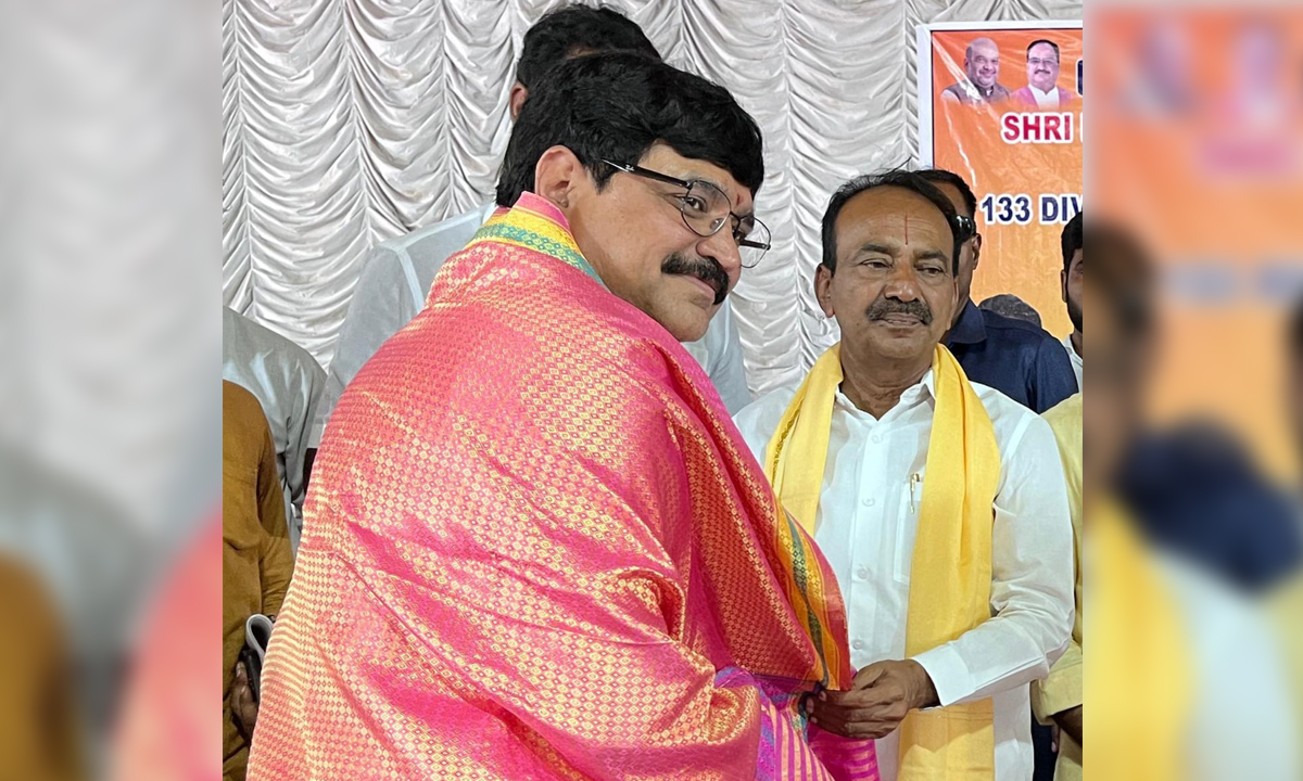 ఈటెల సమక్షంలో బీజేపీలో చేరిన ఎన్నారై కిరణ్ కుమార్ కాళ్లకూరి ఈటెల సమక్షంలో బీజేపీలో చేరిన ఎన్నారై కిరణ్ కుమార్ కాళ్లకూరి