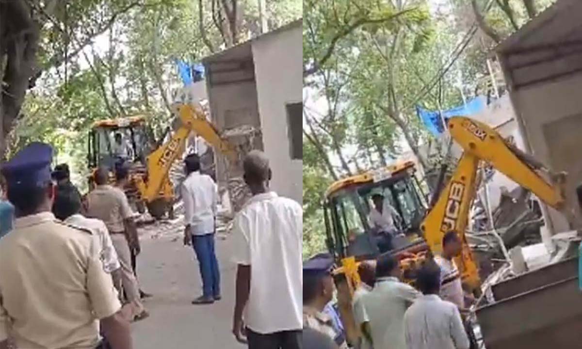 ఏపీ మాజీ సీఎం జగన్ లోటస్ పాండ్ ఆక్రమణల కూల్చివేత ఏపీ మాజీ సీఎం జగన్ లోటస్ పాండ్ ఆక్రమణల కూల్చివేత