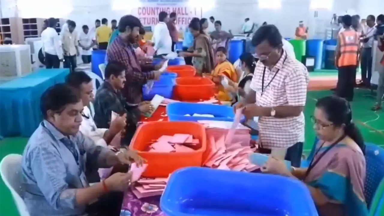 MLC counting | మూడో రోజూ ‘ఎమ్మెల్సీ’ ఓట్ల లెక్కింపు.. కొనసాగుతున్న ఎలిమినేషన్ ప్రక్రియ MLC counting | మూడో రోజూ ‘ఎమ్మెల్సీ’ ఓట్ల లెక్కింపు.. కొనసాగుతున్న ఎలిమినేషన్ ప్రక్రియ