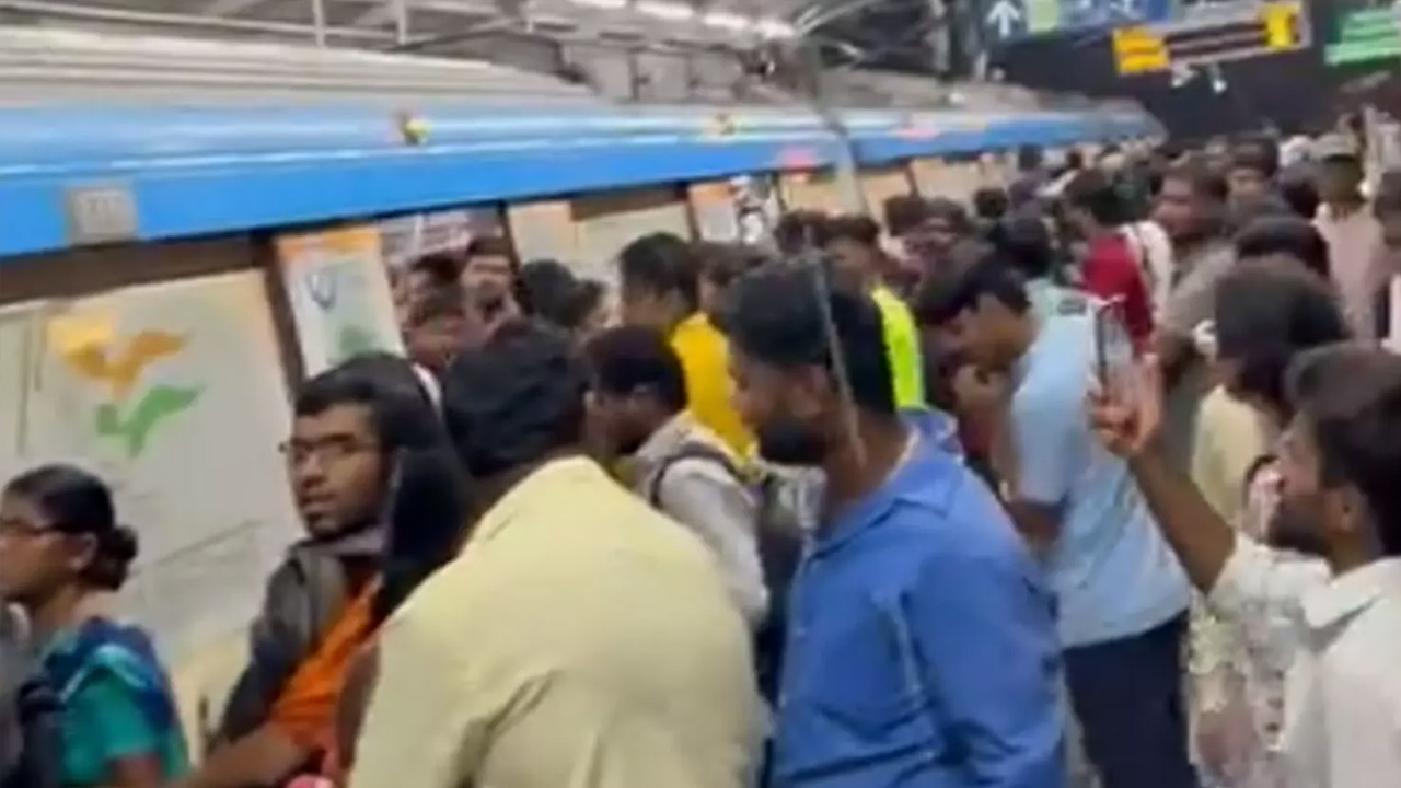 Metro Trains | మెట్రో రైల్లో సాంకేతిక లోపం.. మియాపూర్ – ఎల్బీనగర్ మార్గంలో నిలిచిన రాకపోకలు Metro Trains | మెట్రో రైల్లో సాంకేతిక లోపం.. మియాపూర్ – ఎల్బీనగర్ మార్గంలో నిలిచిన రాకపోకలు