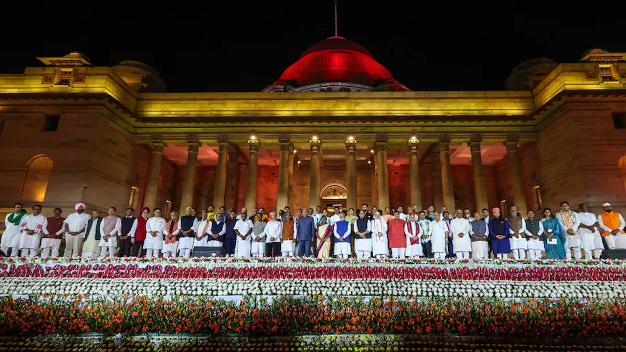 Modi cabinet | కేంద్ర మంత్రివర్గంలో ఏడుగురు మాజీ సీఎంలు.. 10 మంది దక్షిణాది నేతలకు చోటు..! Modi cabinet | కేంద్ర మంత్రివర్గంలో ఏడుగురు మాజీ సీఎంలు.. 10 మంది దక్షిణాది నేతలకు చోటు..!