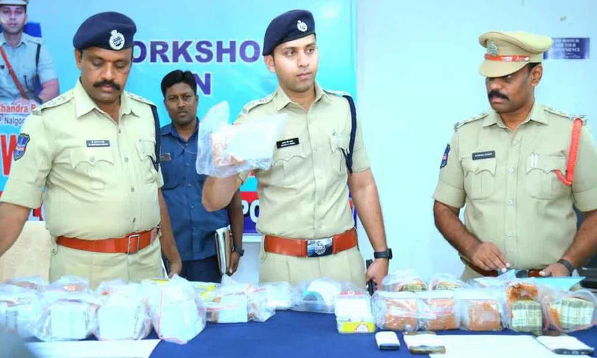 నగదు రెట్టింపు చేస్తామని మోసం.. నిందితుల అరెస్టు నగదు రెట్టింపు చేస్తామని మోసం.. నిందితుల అరెస్టు