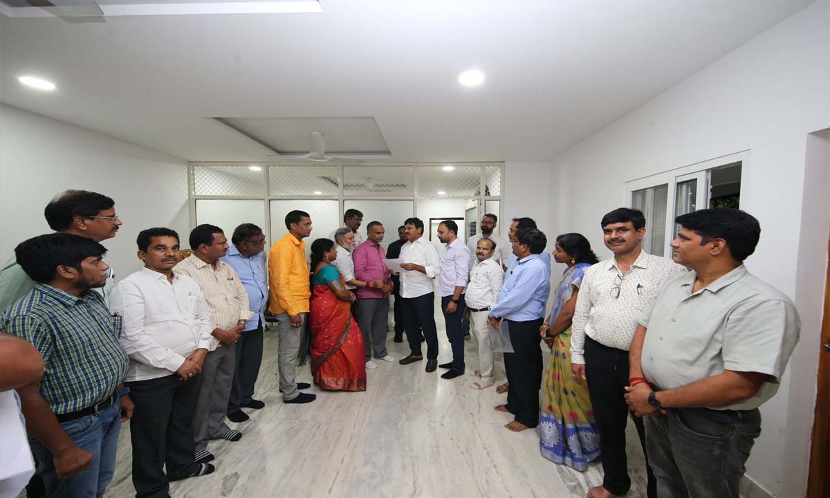 రైతులకు మరింత చేరవయ్యేలా భూ పరిపాలనలో మార్పు తేవాలి … రెవెన్యూ శాఖ మంత్రి పొంగులేటి శ్రీనివాస్రెడ్డికి వినతిపత్రం రైతులకు మరింత చేరవయ్యేలా భూ పరిపాలనలో మార్పు తేవాలి … రెవెన్యూ శాఖ మంత్రి పొంగులేటి శ్రీనివాస్రెడ్డికి వినతిపత్రం