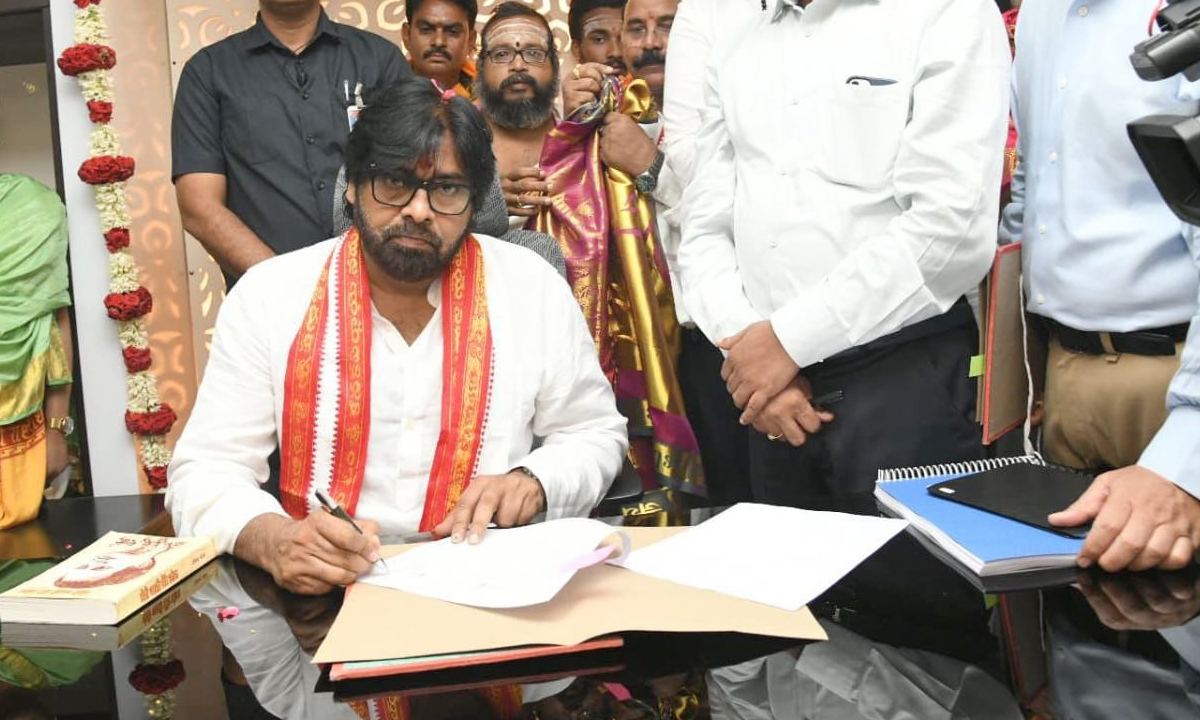 Pawan Kalyan | ఏపీ డిప్యూటీ సీఎంగా బాధ్యతలు స్వీకరించిన పవన్ కల్యాణ్ Pawan Kalyan | ఏపీ డిప్యూటీ సీఎంగా బాధ్యతలు స్వీకరించిన పవన్ కల్యాణ్