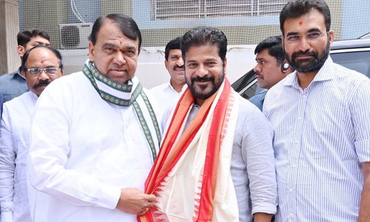 సీఎం రేవంత్ రెడ్డి చిత్తశుద్ధితో పని చేస్తున్నారు.. ప్రశంసలు కురిపించిన పోచారం శ్రీనివాస్ రెడ్డి సీఎం రేవంత్ రెడ్డి చిత్తశుద్ధితో పని చేస్తున్నారు.. ప్రశంసలు కురిపించిన పోచారం శ్రీనివాస్ రెడ్డి