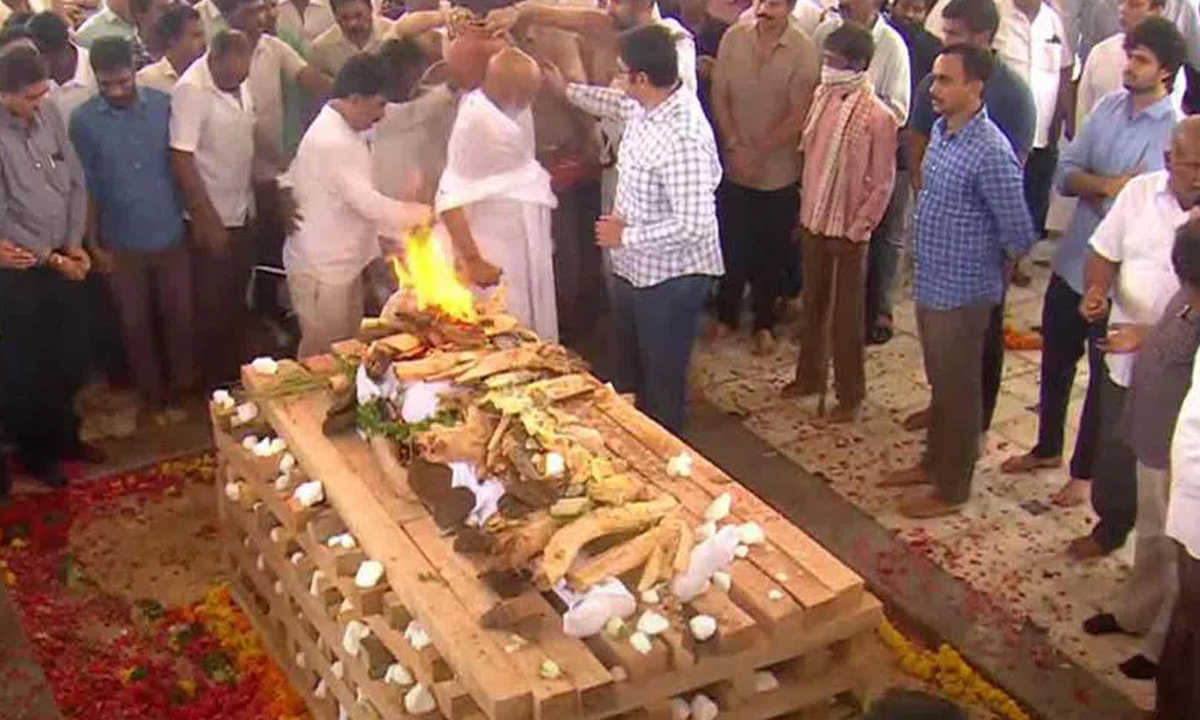 Ramoji Rao | ముగిసిన రామోజీరావు అంత్యక్రియలు.. పాడె మోసిన చంద్రబాబు Ramoji Rao | ముగిసిన రామోజీరావు అంత్యక్రియలు.. పాడె మోసిన చంద్రబాబు