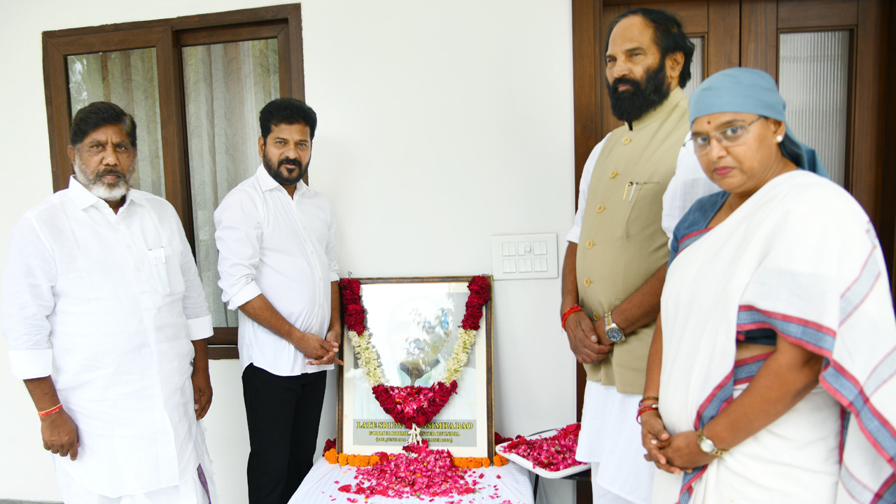 CM Revanth Reddy | సంస్కరణలతో దేశ ప్రగతిని పరుగులు పెట్టించిన పీవీ: సీఎం రేవంత్ రెడ్డి CM Revanth Reddy | సంస్కరణలతో దేశ ప్రగతిని పరుగులు పెట్టించిన పీవీ: సీఎం రేవంత్ రెడ్డి
