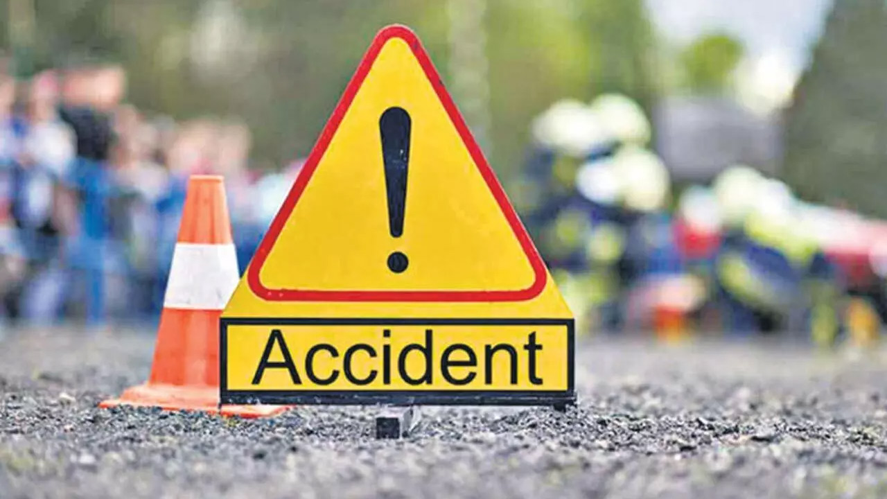 Road accident | ఏపీలో ఘోర రోడ్డు ప్రమాదం.. ఐదుగురు దుర్మరణం Road accident | ఏపీలో ఘోర రోడ్డు ప్రమాదం.. ఐదుగురు దుర్మరణం
