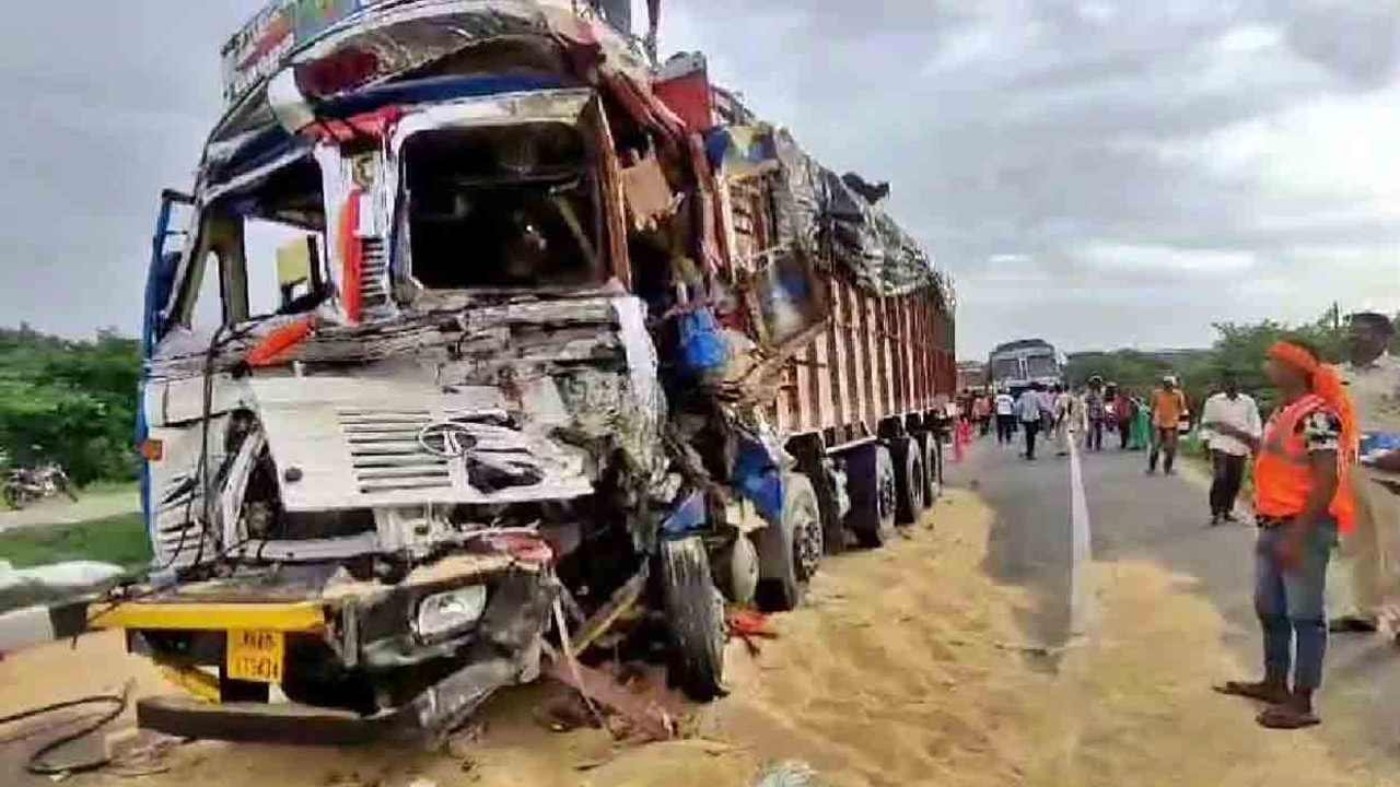 Road accident | చేగుంటలో ఘోర రోడ్డు ప్రమాదం.. ఐదుగురు దర్మరణం..! Road accident | చేగుంటలో ఘోర రోడ్డు ప్రమాదం.. ఐదుగురు దర్మరణం..!