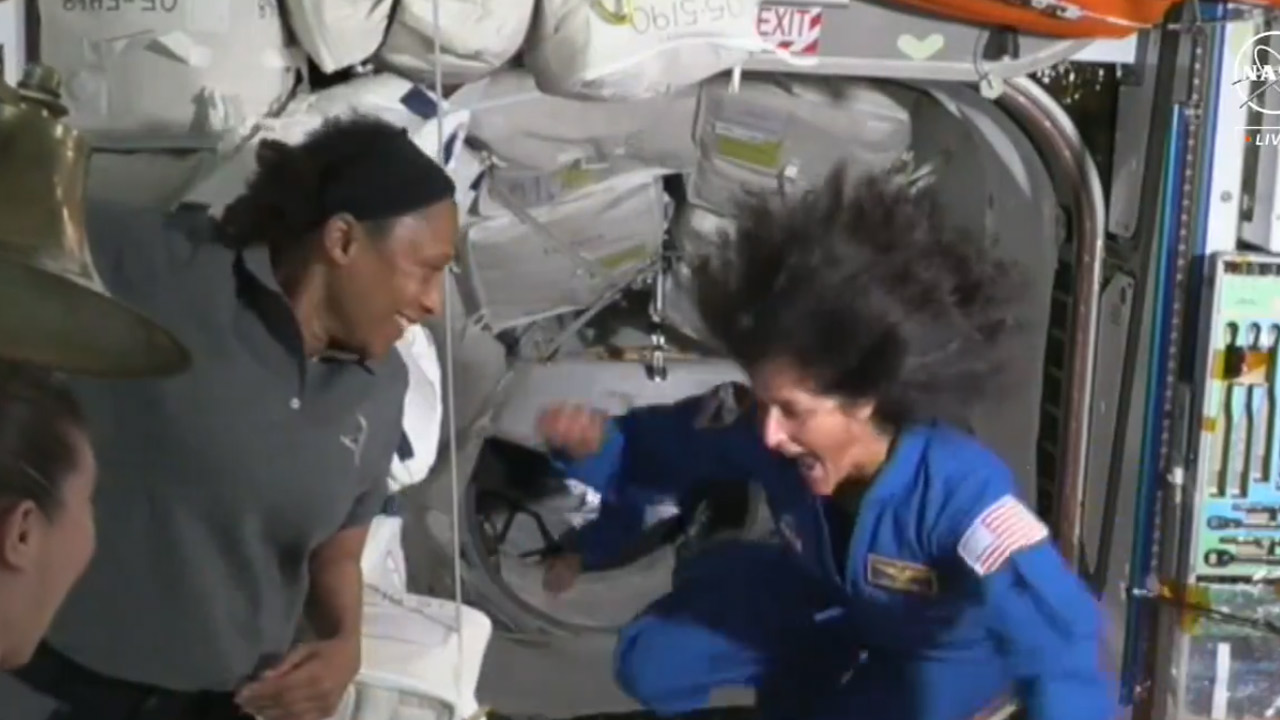 Sunita Williams | స్పేస్ స్టేషన్కు చేరుకోగానే సునీతా విలియమ్స్ డ్యాన్స్.. Video viral Sunita Williams | స్పేస్ స్టేషన్కు చేరుకోగానే సునీతా విలియమ్స్ డ్యాన్స్.. Video viral