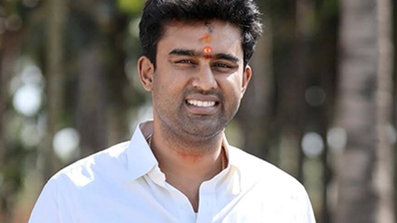 Suraj Revanna | సూరజ్ రేవణ్ణ నాపై లైంగికదాడి చేశాడు.. పోలీసులకు ఓ యువకుడి ఫిర్యాదు..! Suraj Revanna | సూరజ్ రేవణ్ణ నాపై లైంగికదాడి చేశాడు.. పోలీసులకు ఓ యువకుడి ఫిర్యాదు..!