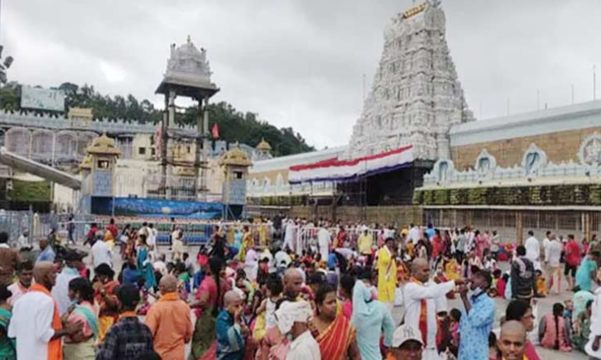 Tirumala | మళ్లీ.. శ్రీవారి ఆలయంపై డ్రోన్ కలకలం! Tirumala | మళ్లీ.. శ్రీవారి ఆలయంపై డ్రోన్ కలకలం!