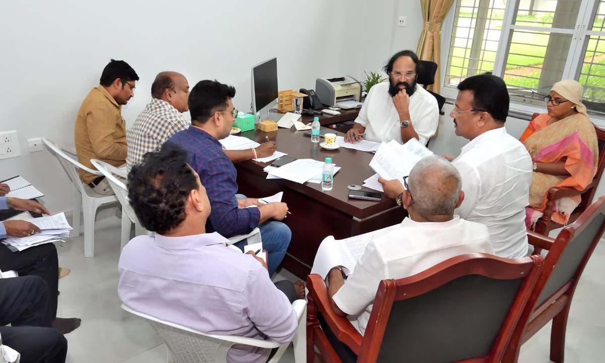 అభివృద్ధి పనులు వేగవంతం చేయండి అధికారులకు … మంత్రి ఉత్తమ్ ఆదేశం అభివృద్ధి పనులు వేగవంతం చేయండి అధికారులకు … మంత్రి ఉత్తమ్ ఆదేశం