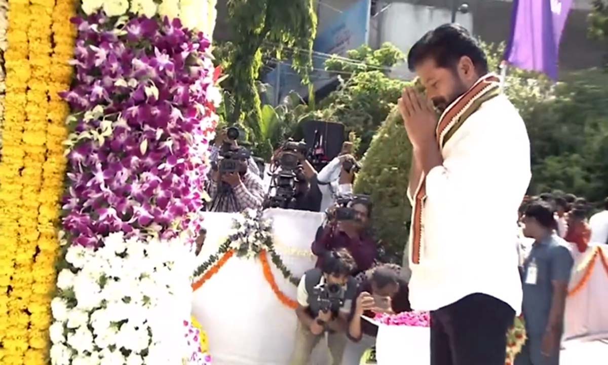 గన్ పార్క్ వద్ధ అమర వీరులకు సీఎం, మంత్రుల నివాళి గన్ పార్క్ వద్ధ అమర వీరులకు సీఎం, మంత్రుల నివాళి