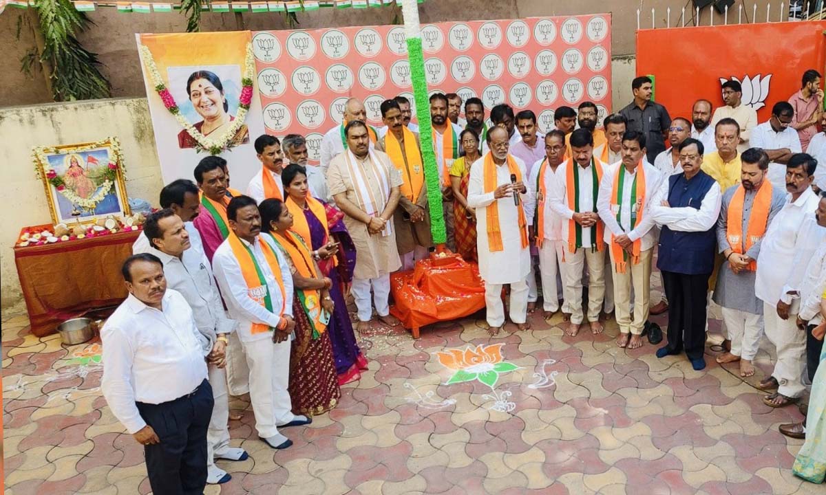 Laxman | పదేళ్లయినా ఉద్యమ ఆకాంక్షలు సాకారం కాలేదు.. బీఆరెస్ బాటలోనే కాంగ్రెస్ పాలన: లక్ష్మణ్ Laxman | పదేళ్లయినా ఉద్యమ ఆకాంక్షలు సాకారం కాలేదు.. బీఆరెస్ బాటలోనే కాంగ్రెస్ పాలన: లక్ష్మణ్