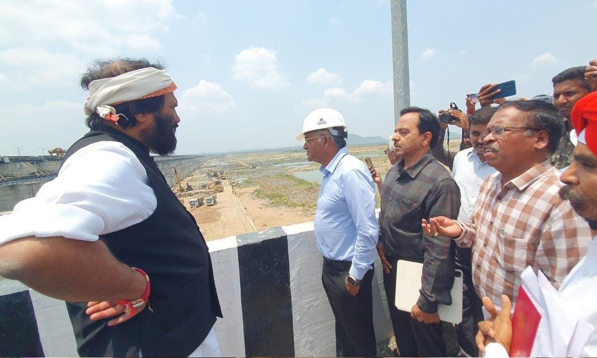 Minister Uttam | కాళేశ్వరం బ్యారేజీలను పరిశీలించిన మంత్రి ఉత్తమ్ Minister Uttam | కాళేశ్వరం బ్యారేజీలను పరిశీలించిన మంత్రి ఉత్తమ్
