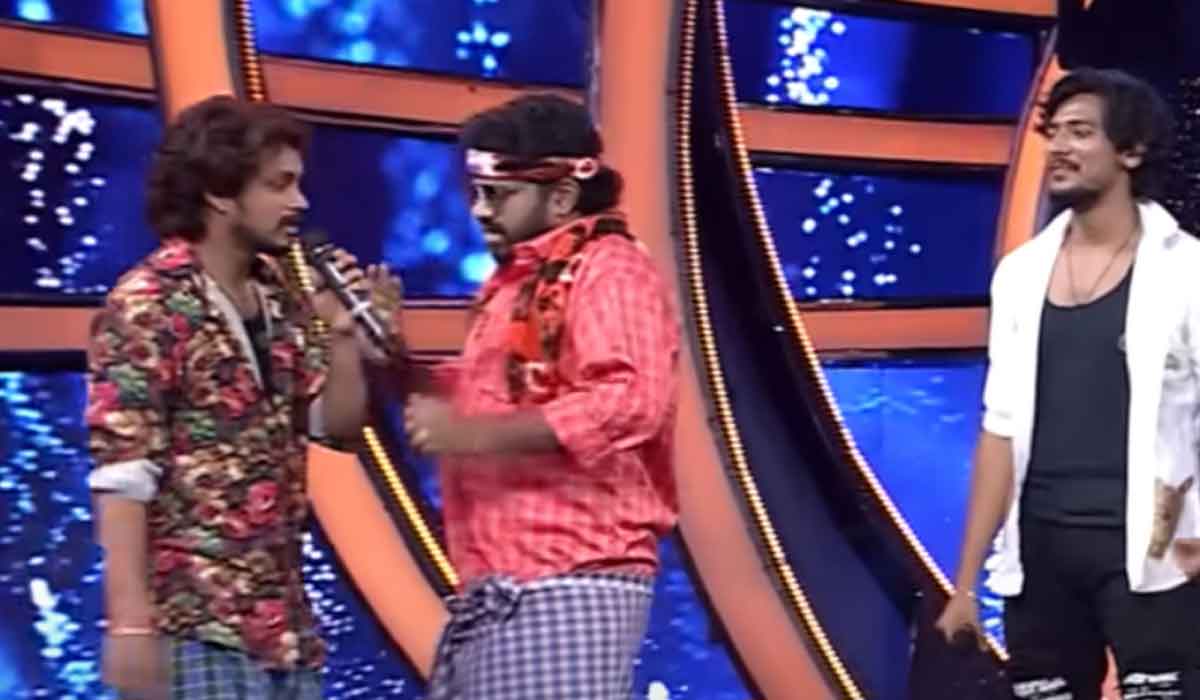 Hyper Aadi| పిఠాపురం ఎమ్మెల్యే తాలుకా అంటూ హైపర్ ఆది బెదిరింపులకి దిగుతున్నాడా..! Hyper Aadi| పిఠాపురం ఎమ్మెల్యే తాలుకా అంటూ హైపర్ ఆది బెదిరింపులకి దిగుతున్నాడా..!