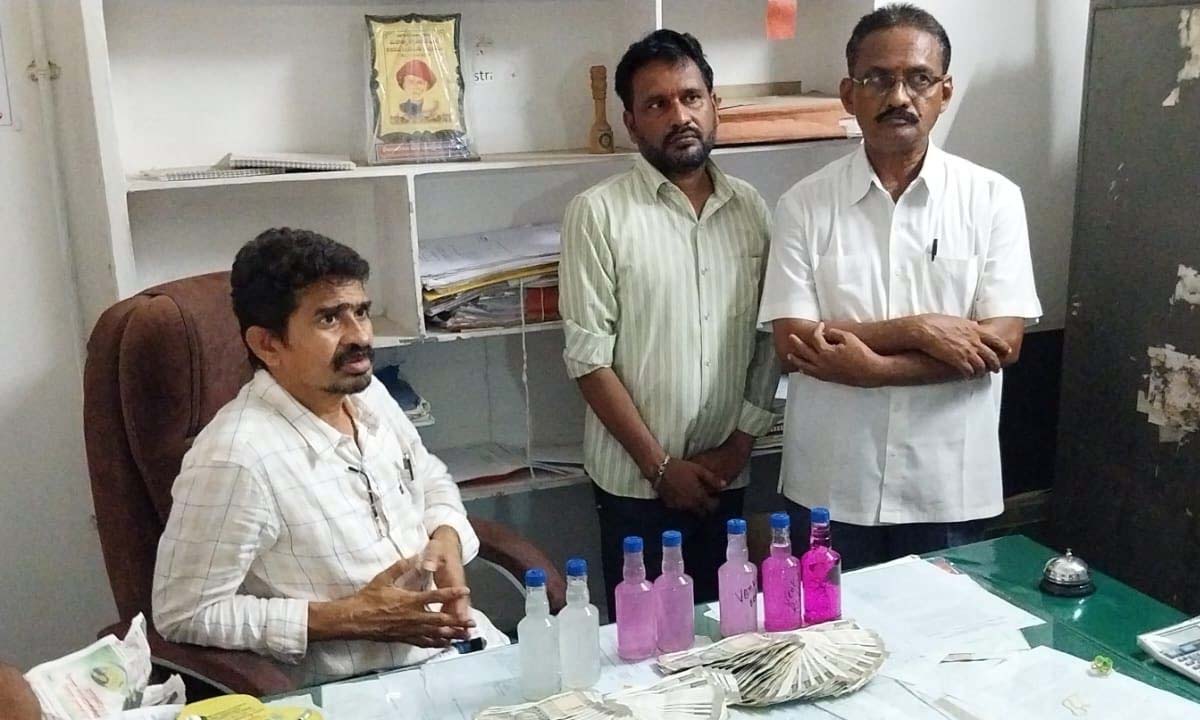 ఏసీబీకి చిక్కిన మరో ఇద్దరు అధికారులు మేడ్చల్లో ఇండిస్ట్రియల్ అధికారి ..సూర్యాపేటలో రిజిస్ట్రార్ ఏసీబీకి చిక్కిన మరో ఇద్దరు అధికారులు మేడ్చల్లో ఇండిస్ట్రియల్ అధికారి ..సూర్యాపేటలో రిజిస్ట్రార్