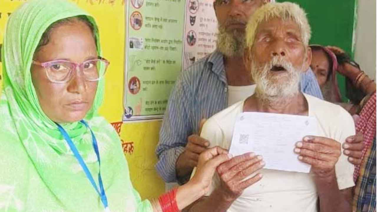 Khalil Ansari | 92 ఏండ్ల వయసులో తొలిసారి ఓటేసిన అంధుడు.. ఎక్కడంటే..? Khalil Ansari | 92 ఏండ్ల వయసులో తొలిసారి ఓటేసిన అంధుడు.. ఎక్కడంటే..?