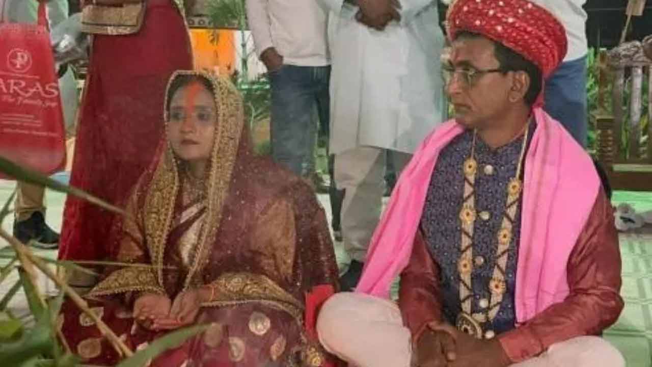 Ashok Mahto | ఎన్నికల్లో పోటీ కోసం 62 ఏండ్ల వయసులో పెళ్లి.. కానీ ఓటమి పాలైన భార్య Ashok Mahto | ఎన్నికల్లో పోటీ కోసం 62 ఏండ్ల వయసులో పెళ్లి.. కానీ ఓటమి పాలైన భార్య