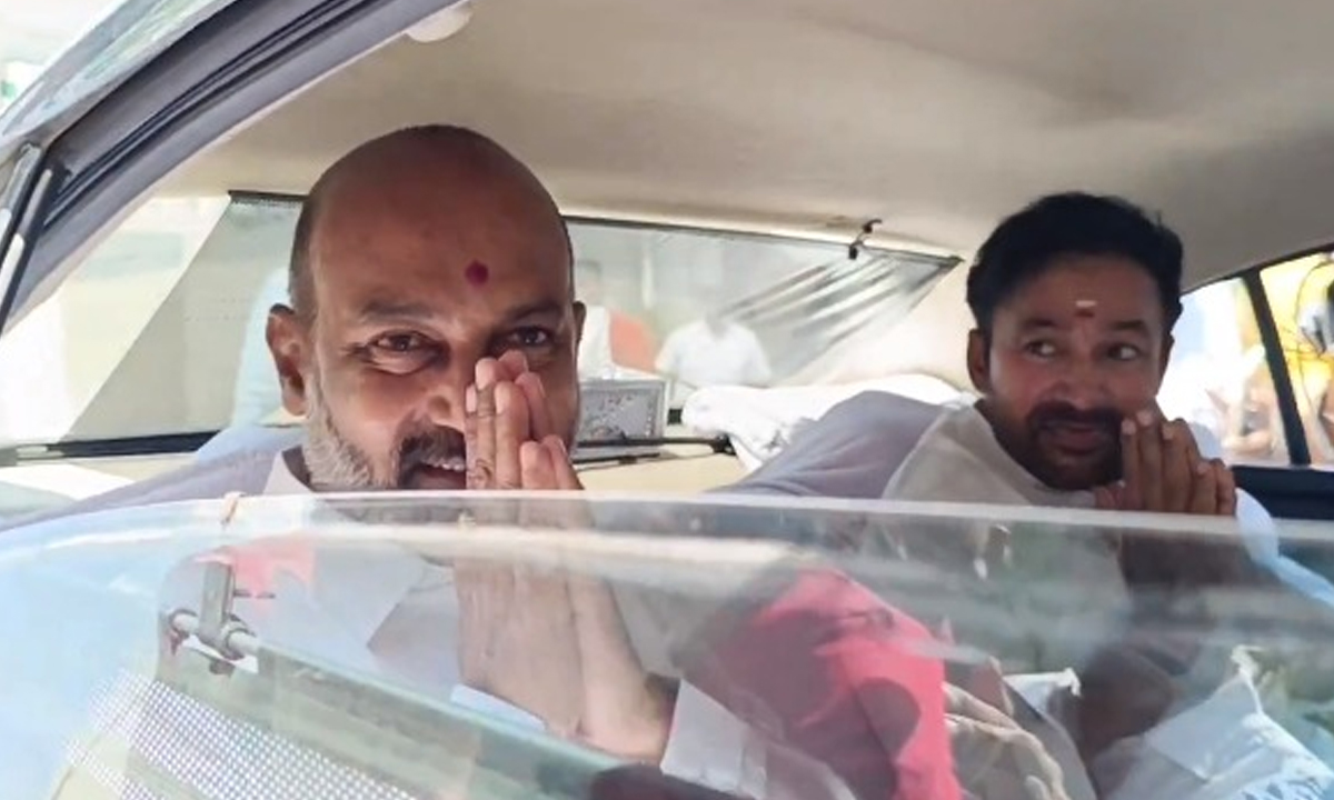 ఢిల్లీకి హుటాహుటిన బయలుదేరిన కిషన్రెడ్డి, బండిలు ఢిల్లీకి హుటాహుటిన బయలుదేరిన కిషన్రెడ్డి, బండిలు