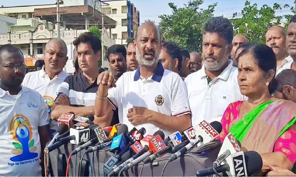 సింగరేణి అక్రమాలపై సీబీఐ విచారణ కోరే దమ్ముందా, కాంగ్రెస్ ప్రభుత్వానికి కేంద్ర మంత్రి : బండి సవాల్ సింగరేణి అక్రమాలపై సీబీఐ విచారణ కోరే దమ్ముందా, కాంగ్రెస్ ప్రభుత్వానికి కేంద్ర మంత్రి : బండి సవాల్