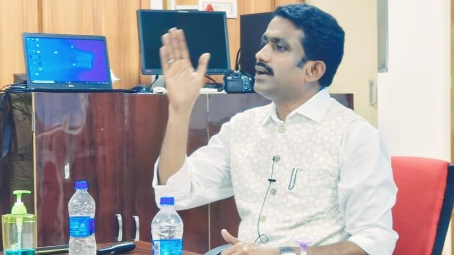 భూమి చట్టాల్లో 2 దశాబ్దాల అనుభవశాలి.. భూమి సునీల్ భూమి చట్టాల్లో 2 దశాబ్దాల అనుభవశాలి.. భూమి సునీల్