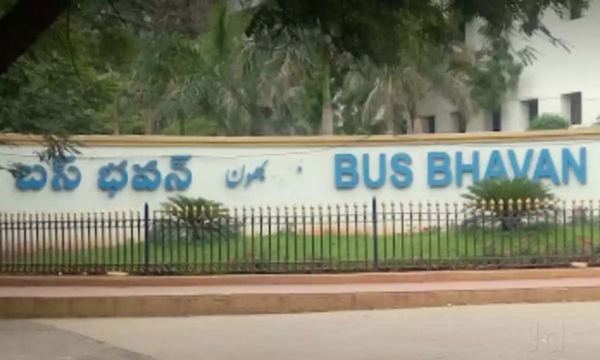 ఆర్టీసీ ప్రయాణికులకు శుభవార్త.. రూ. 1900 బస్పాస్తో లగ్జరీ ఏసీ బస్సుల్లో ప్రయాణం..! ఆర్టీసీ ప్రయాణికులకు శుభవార్త.. రూ. 1900 బస్పాస్తో లగ్జరీ ఏసీ బస్సుల్లో ప్రయాణం..!