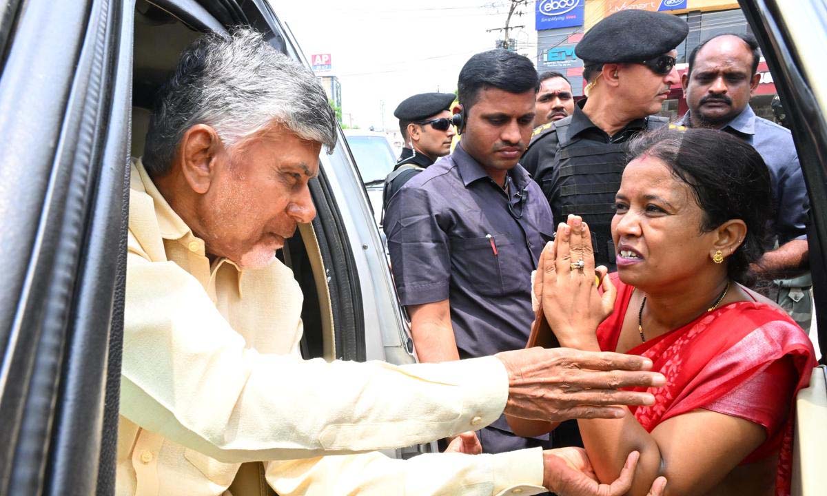 బాబును చూడాలి అంటూ కాన్వాయ్ వెంట మహిళ పరుగులు….కారు ఆపి మాట్లాడిన చంద్రబాబు. బాబును చూడాలి అంటూ కాన్వాయ్ వెంట మహిళ పరుగులు….కారు ఆపి మాట్లాడిన చంద్రబాబు.