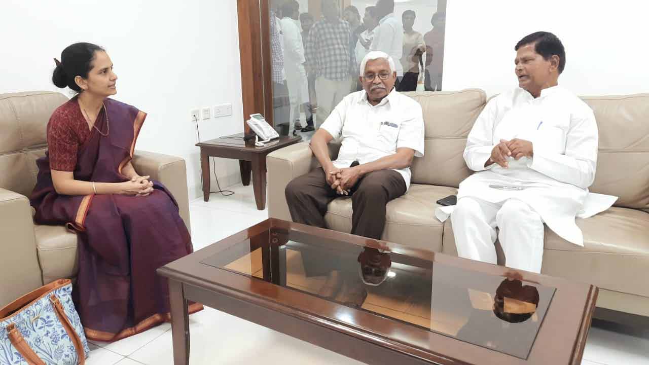 Telangana | ఉద్యోగులు, ఉపాధ్యాయుల సమస్యలపై సుదీర్ఘ చర్చ.. సీఎం రేవంత్ రెడ్డికి త్వరలో నివేదిక Telangana | ఉద్యోగులు, ఉపాధ్యాయుల సమస్యలపై సుదీర్ఘ చర్చ.. సీఎం రేవంత్ రెడ్డికి త్వరలో నివేదిక