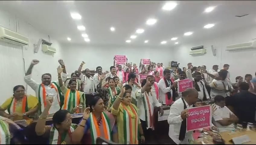 వరంగల్ బల్దియా బడ్జెట్ ఆమోదం.. బీఆరెఎస్, బిజెపి కార్పొరేటర్ల నిరసన వరంగల్ బల్దియా బడ్జెట్ ఆమోదం.. బీఆరెఎస్, బిజెపి కార్పొరేటర్ల నిరసన