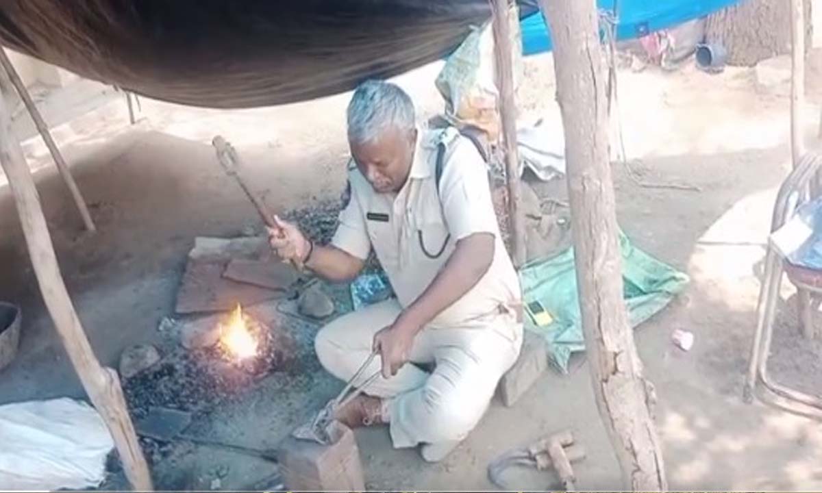 గుర్తు కొస్తున్నాయి… కమ్మరి కొలిమిలో డీఎస్పీ చిన్ననాటి జ్ఞాపకాల నెమరు గుర్తు కొస్తున్నాయి… కమ్మరి కొలిమిలో డీఎస్పీ చిన్ననాటి జ్ఞాపకాల నెమరు