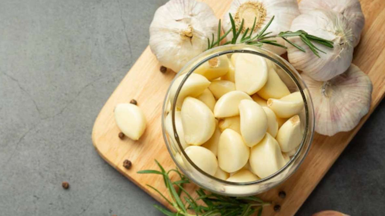 Health tips | వెల్లుల్లి ఆరోగ్యానికి మంచిదే.. వీళ్లు మాత్రం అస్సలు తినొద్దు..! Health tips | వెల్లుల్లి ఆరోగ్యానికి మంచిదే.. వీళ్లు మాత్రం అస్సలు తినొద్దు..!