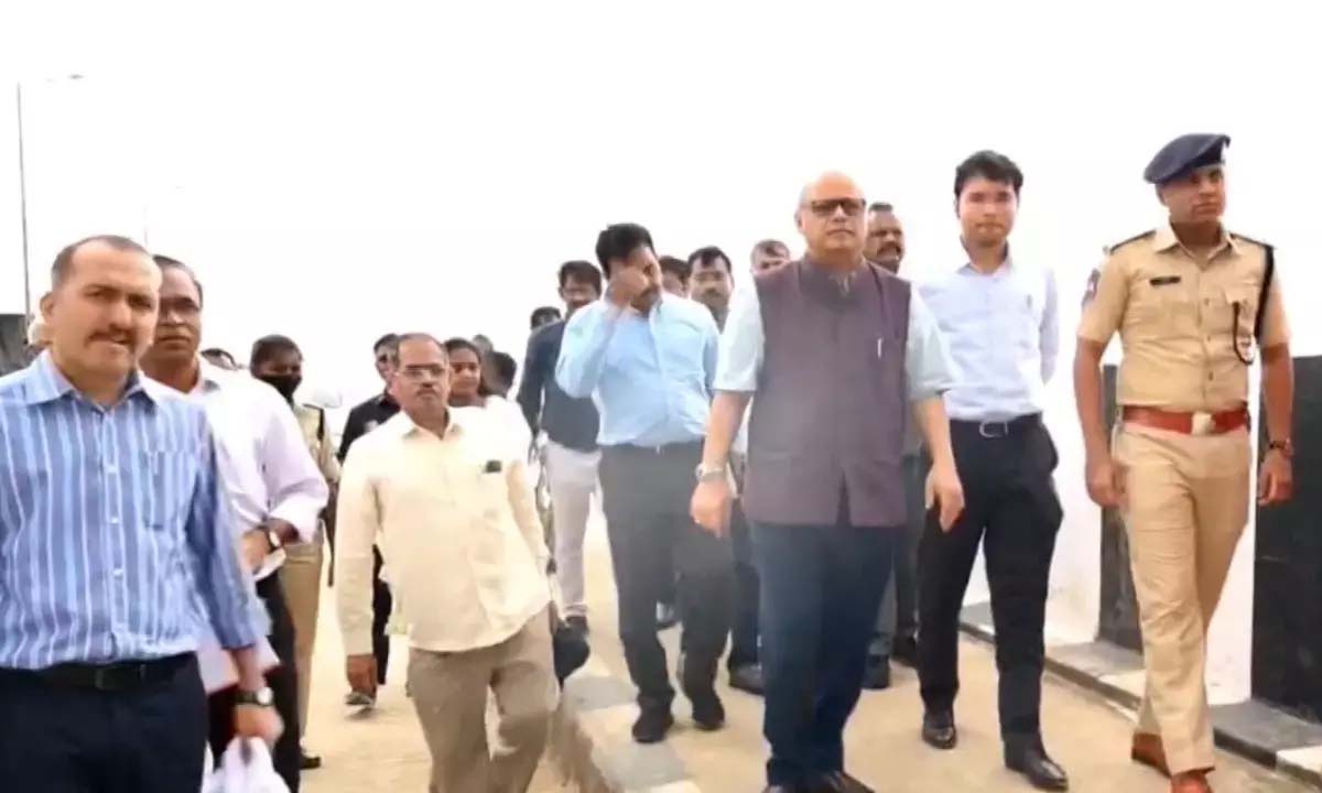 నిర్ణీత సమయంలో పూర్తి చేయాలని ఒత్తిడి పెట్టారు నిర్ణీత సమయంలో పూర్తి చేయాలని ఒత్తిడి పెట్టారు