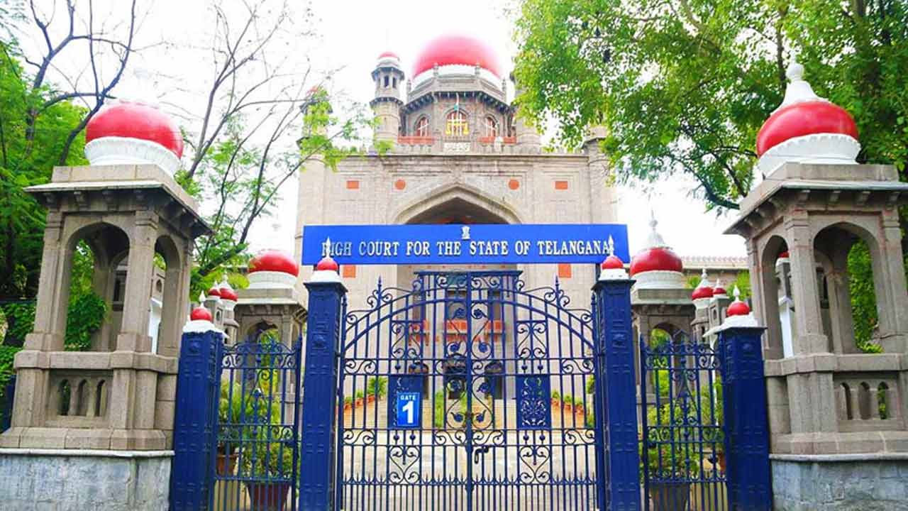 Bhoodan lands | బీఆర్ఎస్ ఏలుబడిలో అధికారిక భూ దోపిడీ! ఈడీ కౌంటర్తో ఐఏఎస్, ఐపీఎస్లకు దడ Bhoodan lands | బీఆర్ఎస్ ఏలుబడిలో అధికారిక భూ దోపిడీ! ఈడీ కౌంటర్తో ఐఏఎస్, ఐపీఎస్లకు దడ
