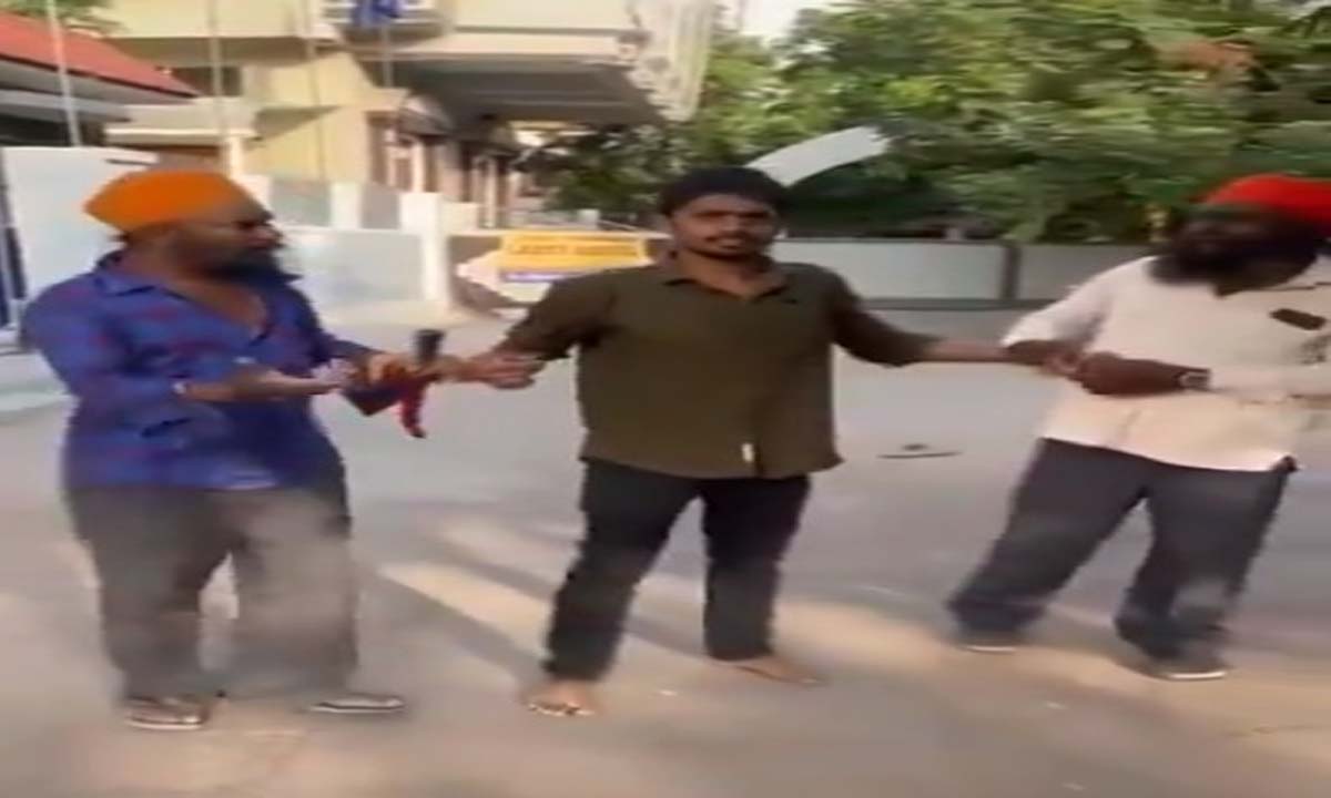 కత్తితో బెదిరించి సెల్ఫోన్ చోరీ యత్నం వ్యక్తి సాహసంతో దొరికిన దొంగలు కత్తితో బెదిరించి సెల్ఫోన్ చోరీ యత్నం వ్యక్తి సాహసంతో దొరికిన దొంగలు
