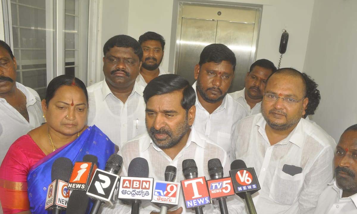 కమిషన్ల పేరుతో రేవంత్ సర్కార్ డ్రామాలు : మాజీ మంత్రి జగదీశ్రెడ్డి కమిషన్ల పేరుతో రేవంత్ సర్కార్ డ్రామాలు : మాజీ మంత్రి జగదీశ్రెడ్డి