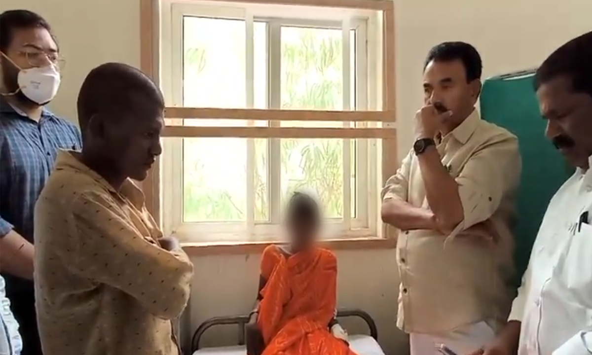 Minister Jupally | బాధిత మహిళకు మంత్రి జూపల్లి పరామర్శ.. 2లక్షల ఆర్థిక సహాయం Minister Jupally | బాధిత మహిళకు మంత్రి జూపల్లి పరామర్శ.. 2లక్షల ఆర్థిక సహాయం