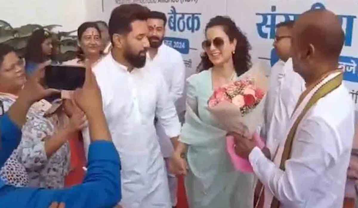 Kangana Ranaut| కంగనాకి పుష్పగుచ్చం ఇచ్చిన బండి సంజయ్..పట్టించుకోకుండా వెళ్లిపోయిన ఫైర్ బ్రాండ్ Kangana Ranaut| కంగనాకి పుష్పగుచ్చం ఇచ్చిన బండి సంజయ్..పట్టించుకోకుండా వెళ్లిపోయిన ఫైర్ బ్రాండ్