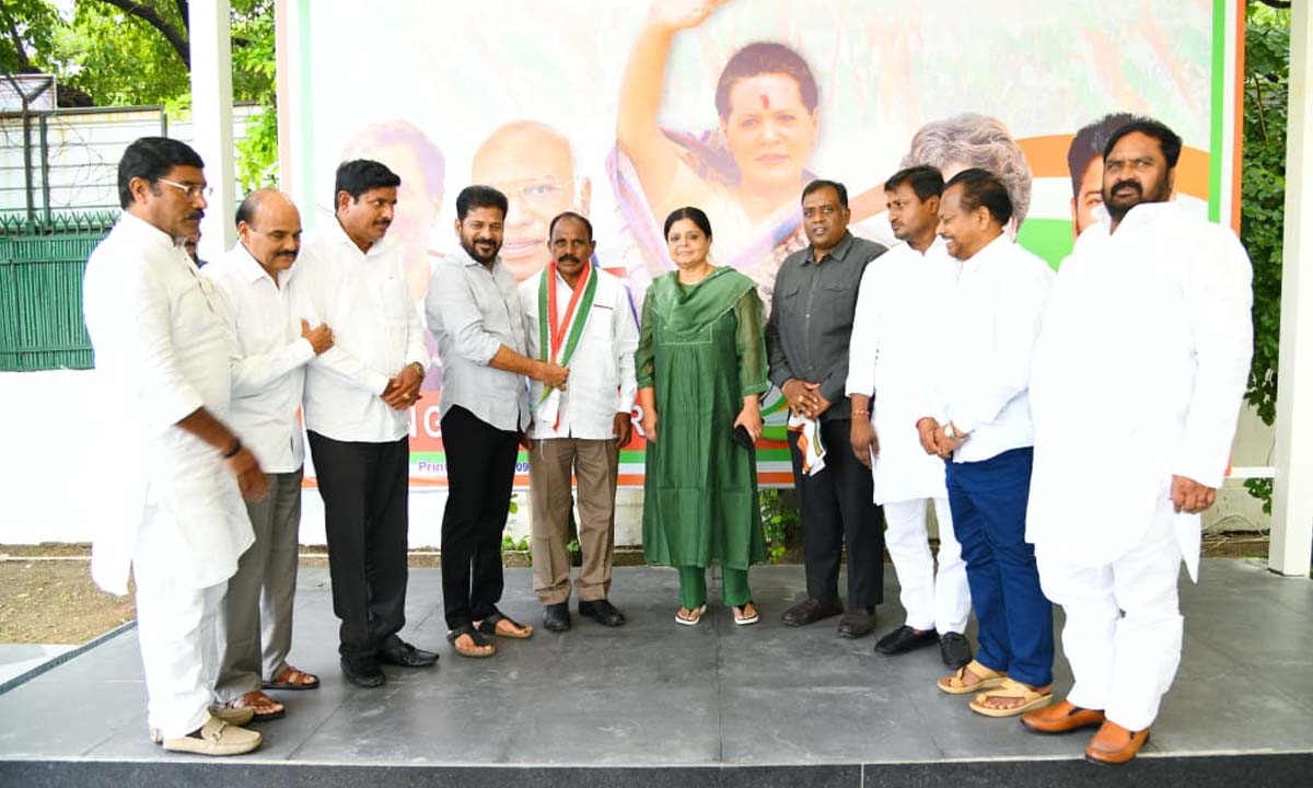 కేసీఆర్కు బిగ్ షాక్.. కాంగ్రెస్ పార్టీలో చేరిన ఎమ్మెల్యే కాలె యాదయ్య కేసీఆర్కు బిగ్ షాక్.. కాంగ్రెస్ పార్టీలో చేరిన ఎమ్మెల్యే కాలె యాదయ్య