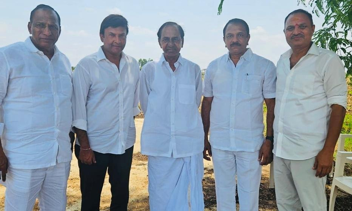 కేసీఆర్ను కలిసిన గ్రేటర్ బీఆరెస్ ఎమ్మెల్యేలు కేసీఆర్ను కలిసిన గ్రేటర్ బీఆరెస్ ఎమ్మెల్యేలు